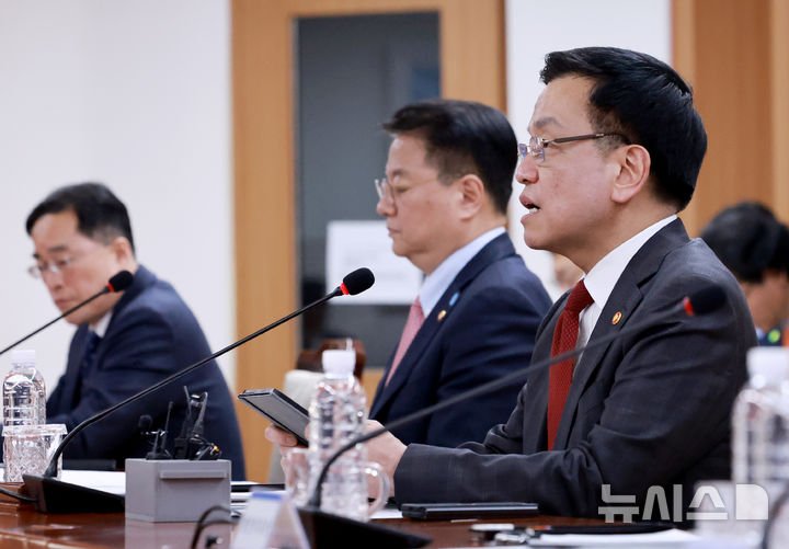 [서울=뉴시스] 조수정 기자 = 최상목 대통령 권한대행 부총리 겸 기획재정부 장관이 6일 서울 서대문구 경찰청에서 열린 민생범죄 점검회의를 주재하고 있다. (대통령실통신사진기자단) 2025.03.06. chocrystal@newsis.com