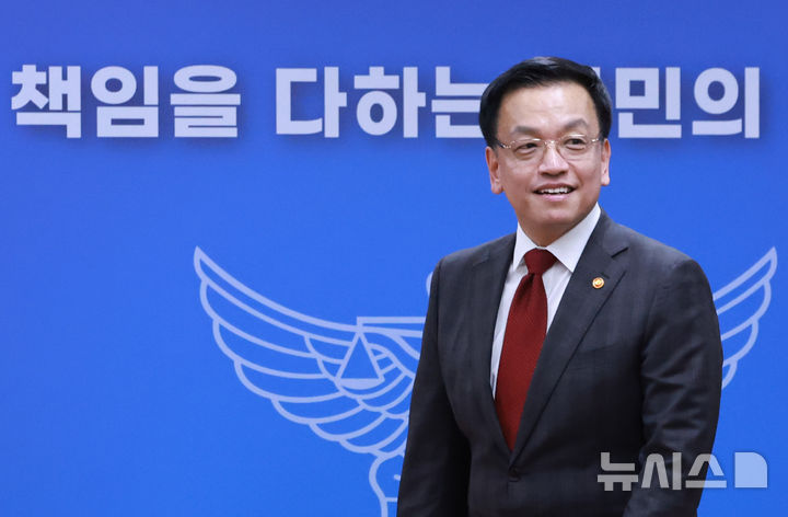 [서울=뉴시스] 조수정 기자 = 최상목 대통령 권한대행 부총리 겸 기획재정부 장관이 6일 서울 서대문구 경찰청에서 열린 민생범죄 점검회의에 참석하고 있다. (대통령실통신사진기자단) 2025.03.06. chocrystal@newsis.com
