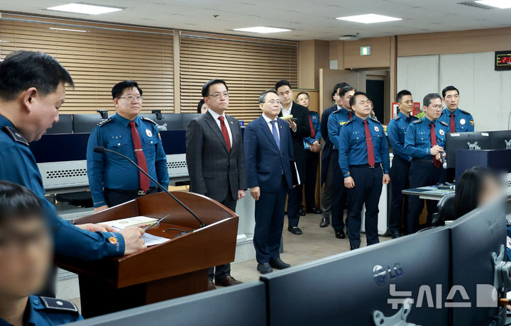 [서울=뉴시스] 조수정 기자 = 최상목 대통령 권한대행 부총리 겸 기획재정부 장관이 6일 서울 서대문구 경찰청 112치안종합상황실을 방문해 이호영 경찰청장 직무대행과 상황실 근무자로부터 대응 상황에 대한 설명을 듣고 있다. (대통령실통신사진기자단) 2025.03.06. chocrystal@newsis.com