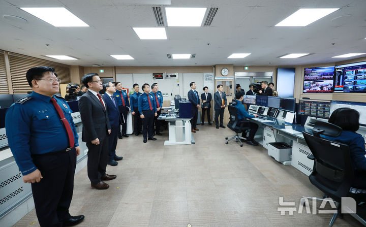 [서울=뉴시스] 조수정 기자 = 최상목 대통령 권한대행 부총리 겸 기획재정부 장관이 6일 서울 서대문구 경찰청 112치안종합상황실을 방문해 이호영 경찰청장 직무대행과 상황실 근무자로부터 대응 상황에 대한 설명을 듣고 있다. (대통령실통신사진기자단) 2025.03.06. chocrystal@newsis.com