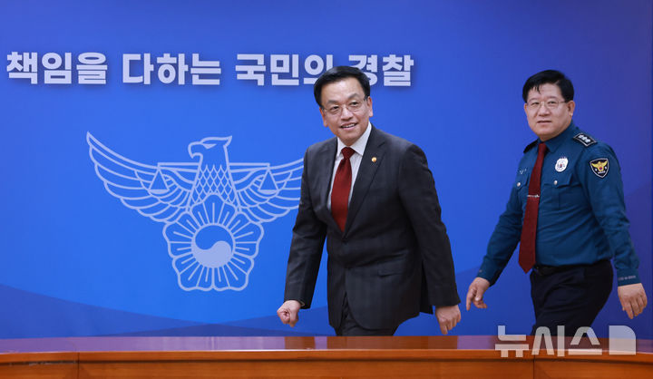 [서울=뉴시스] 조수정 기자 = 최상목 대통령 권한대행 부총리 겸 기획재정부 장관이 6일 서울 서대문구 경찰청에서 열린 민생범죄 점검회의에 참석하고 있다. 오른쪽은 이호영 경찰청장 직무대행. (대통령실통신사진기자단) 2025.03.06. chocrystal@newsis.com