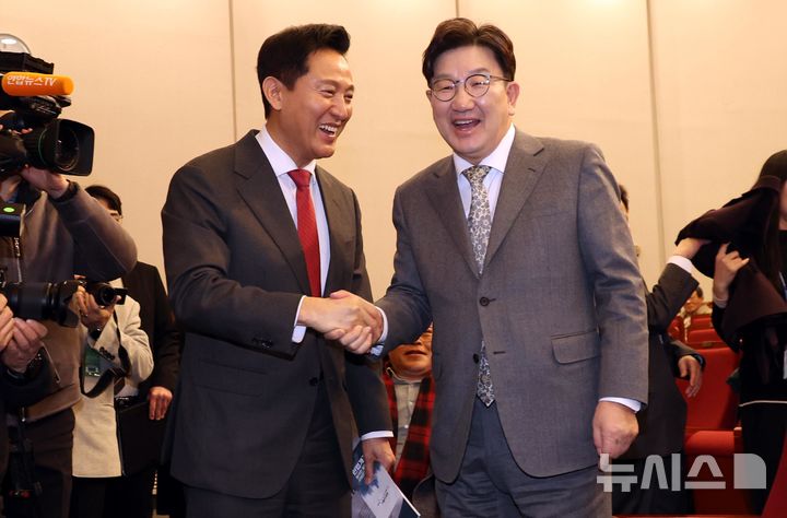 [서울=뉴시스] 조성봉 기자= 권성동(오른쪽) 국민의힘 원내대표와 오세훈 서울시장이 6일 오후 서울 여의도 국회 도서관 대강당에서 열린 '분권형 권력구조 개헌 대토론회'에서 악수를 하고 있다. 2025.03.06. suncho21@newsis.com