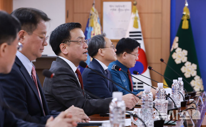 [서울=뉴시스] 조수정 기자 = 최상목 대통령 권한대행 부총리 겸 기획재정부 장관이 6일 서울 서대문구 경찰청에서 열린 민생범죄 점검회의를 주재하고 있다. (대통령실통신사진기자단) 2025.03.06. chocrystal@newsis.com