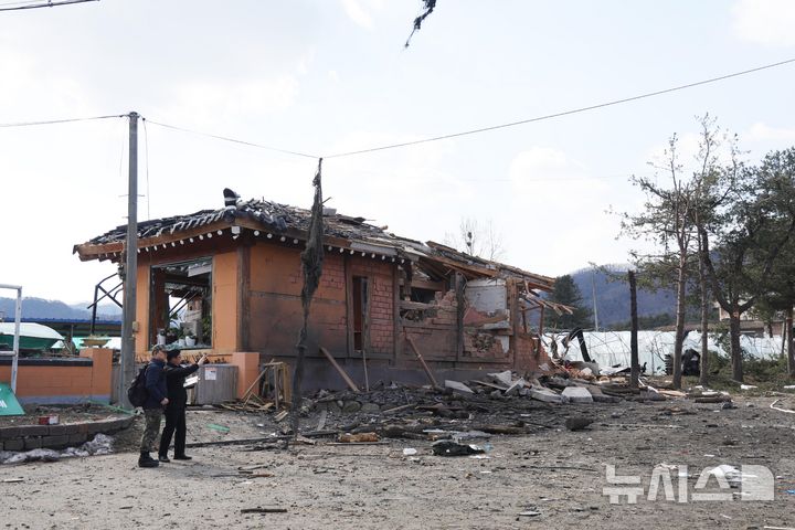 [포천=뉴시스] 이영환 기자 = 6일 경기도 포천시 이동면 노곡리 공군 전투기 폭탄 오발 사고 현장에서 군 관계자 등이 대화하고 있다. (공동취재) 2025.03.06. photo@newsis.com