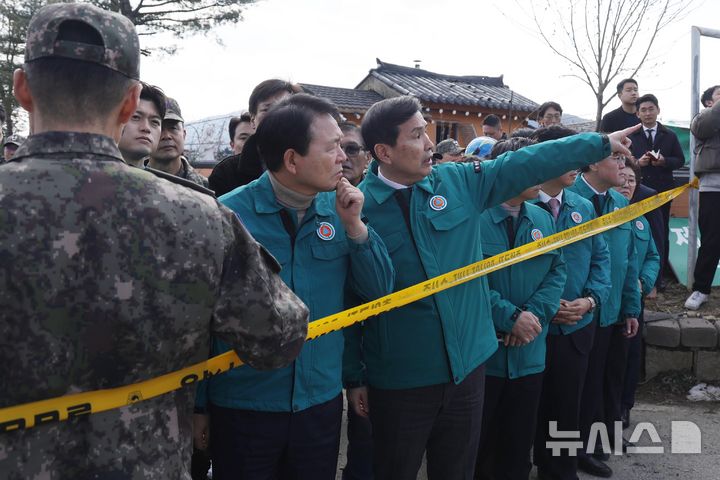[포천=뉴시스] 이영환 기자 = 성일종(왼쪽) 국회 국방위원장과 김선호 국방부 장관 직무대행이 6일 경기도 포천시 이동면 노곡리 공군 전투기 폭탄 오발 사고 현장을 둘러 보고 있다. (공동취재) 2025.03.06. photo@newsis.com