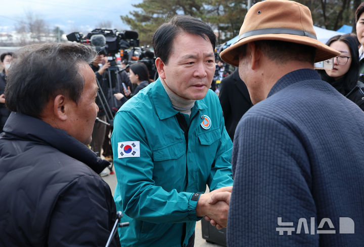 [포천=뉴시스] 이영환 기자 = 성일종 국회 국방위원장이 6일 오후 경기 포천시 이동면 노곡리 공군 전투기 폭탄 오발 사고 현장을 방문해 주민들과 인사를 나누고 있다. 2025.03.06. 20hwan@newsis.com