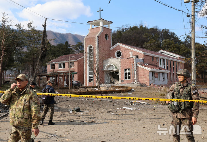 [포천=뉴시스] 이영환 기자 = 6일 오후 경기 포천시 이동면 노곡리 공군 전투기 폭탄 오발 사고 현장이 통제되고 있다. 2025.03.06. 20hwan@newsis.com