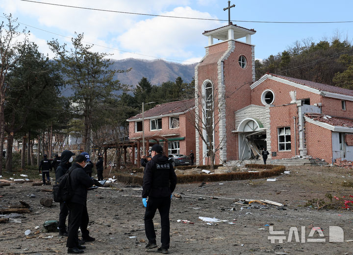 [포천=뉴시스] 이영환 기자 = 6일 오후 경기 포천시 이동면 노곡리 공군 전투기 폭탄 오발 사고 현장에서 과학수사대가 현장을 살펴보고 있다. 2025.03.06. 20hwan@newsis.com