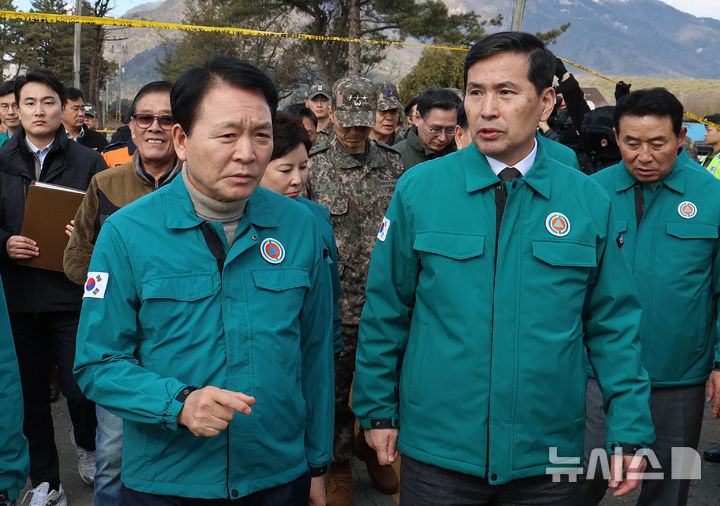 [포천=뉴시스] 이영환 기자 = 성일종 국회 국방위원장과 김선호 국방부 장관 직무대행이 지난 3월6일 오후 경기 포천시 이동면 노곡리 공군 전투기 폭탄 오발 사고 현장을 살펴본 후 이동하고 있다. 2025.03.06. 20hwan@newsis.com