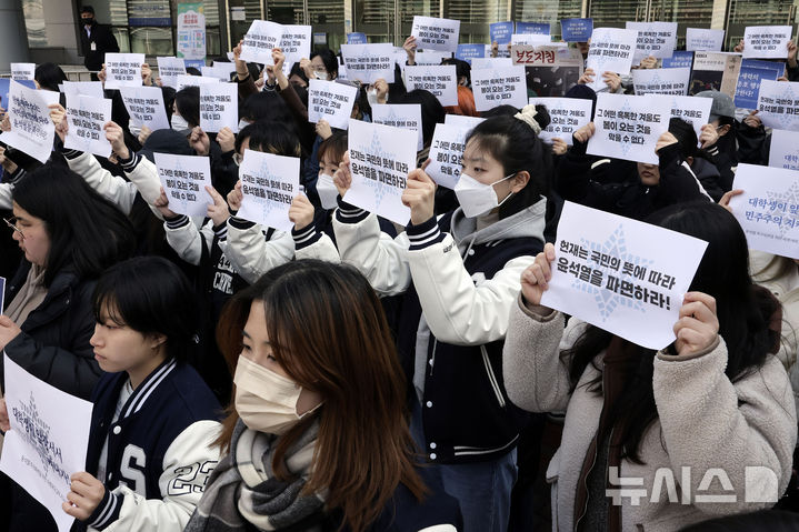 [서울=뉴시스] 최동준 기자 = 숙명여자대학교 학생들이 6일 서울 용산구 숙명여대 정문 앞에서 '윤석열 대통령 파면' 촉구 시국선언을 하고 있다. 2025.03.06. photocdj@newsis.com