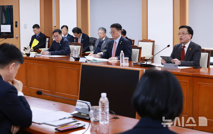 [서울=뉴시스] 조수정 기자 = 최상목 대통령 권한대행 부총리 겸 기획재정부 장관이 6일 서울 서대문구 경찰청에서 열린 민생범죄 점검회의를 주재하고 있다. (대통령실통신사진기자단) 2025.03.06. chocrystal@newsis.com