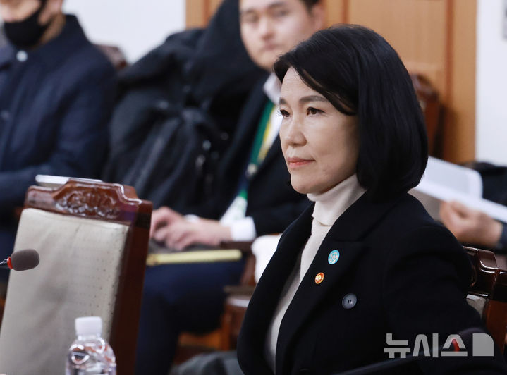 [서울=뉴시스] 조수정 기자 = 이진숙 방송통신위원장이 6일 서울 서대문구 경찰청에서 열린 최상목 대통령 권한대행 부총리 겸 기획재정부 장관 주재 민생범죄 점검회의에 참석하고 있다. (대통령실통신사진기자단) 2025.03.06. chocrystal@newsis.com