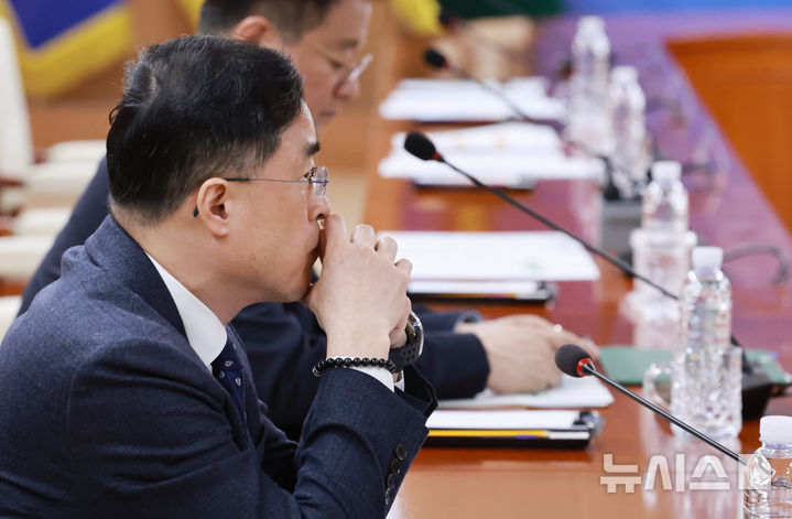 [서울=뉴시스] 조수정 기자 = 이진동 대검찰청 차장이 6일 서울 서대문구 경찰청에서 열린 최상목 대통령 권한대행 부총리 겸 기획재정부 장관 주재 민생범죄 점검회의에 참석하고 있다. (대통령실통신사진기자단) 2025.03.06. chocrystal@newsis.com