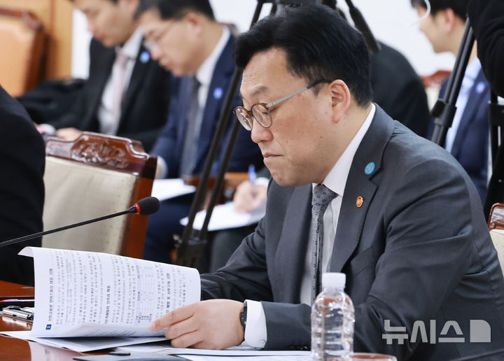 [서울=뉴시스] 조수정 기자 = 김병환 금융위원장이 6일 서울 서대문구 경찰청에서 열린 최상목 대통령 권한대행 부총리 겸 기획재정부 장관 주재 민생범죄 점검회의에 참석하고 있다. (대통령실통신사진기자단) 2025.03.06. chocrystal@newsis.com