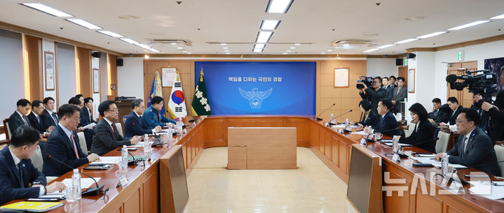 [서울=뉴시스] 조수정 기자 = 최상목 대통령 권한대행 부총리 겸 기획재정부 장관이 6일 서울 서대문구 경찰청에서 열린 민생범죄 점검회의를 주재하고 있다. (대통령실통신사진기자단) 2025.03.06. chocrystal@newsis.com