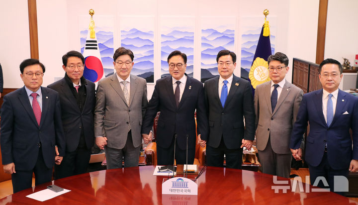 [서울=뉴시스] 고승민 기자 = 6일 서울 여의도 국회 의장실에서 추경과 연금개혁 등을 논의하기 위해 열린 '여야 협의회'에서 우원식 의장과 여야 원내지도부가 논의 전 기념촬영하고 있다. 왼쪽부터 국민의힘 박형수 원내수석부대표, 김상훈 정책위의장, 권성동 원내대표, 우 의장, 더불어민주당 박찬대 원내대표, 진성준 정책위의장, 박성준 원내수석부대표. (공동취재) 2025.03.06. photo@newsis.com