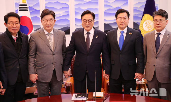 [서울=뉴시스] 고승민 기자 = 지난 6일 서울 여의도 국회 의장실에서 추경과 연금개혁 등을 논의하기 위해 열린 '여야 협의회'에서 우원식 의장과 여야 원내지도부가 논의 전 기념촬영하고 있다.왼쪽부터 국민의힘 김상훈 정책위의장, 권성동 원내대표, 우 의장, 더불어민주당 박찬대 원내대표, 진성준 정책위의장. (공동취재) 2025.03.06. photo@newsis.com