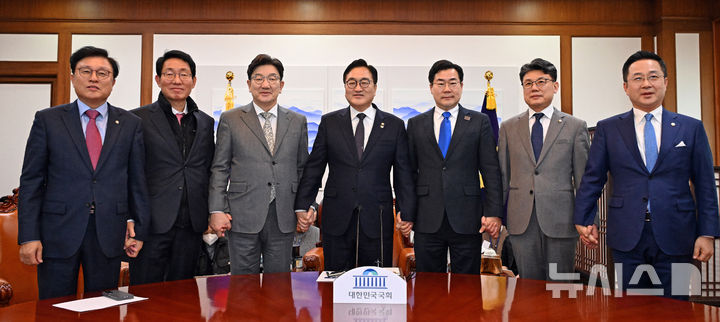 [서울=뉴시스] 고승민 기자 = 우원식 국회 의장과 여야 원내지도부가 6일 서울 여의도 국회 의장실에서 열린 여야협의회에 앞서 기념촬영을 하고 있다.&nbsp; 왼쪽부터 국민의힘 박형수 원내수석부대표·김상훈 정책위의장·권성동 원내대표, 우원식 의장, 더불어민주당 박찬대 원내대표·진성준 정책위의장·박성준 원내수석부대표. (공동취재) 2025.03.06. photo@newsis.com
