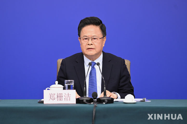 [베이징=신화/뉴시스] 6일 중국 베이징에서 전국인민대표대회(전인대) 경제 분야 내외신 기자회견이 열리는 가운데 정산제 국가발전개혁위원회 주임이 기자의 질문에 답변하고 있다. 2025.03.06 