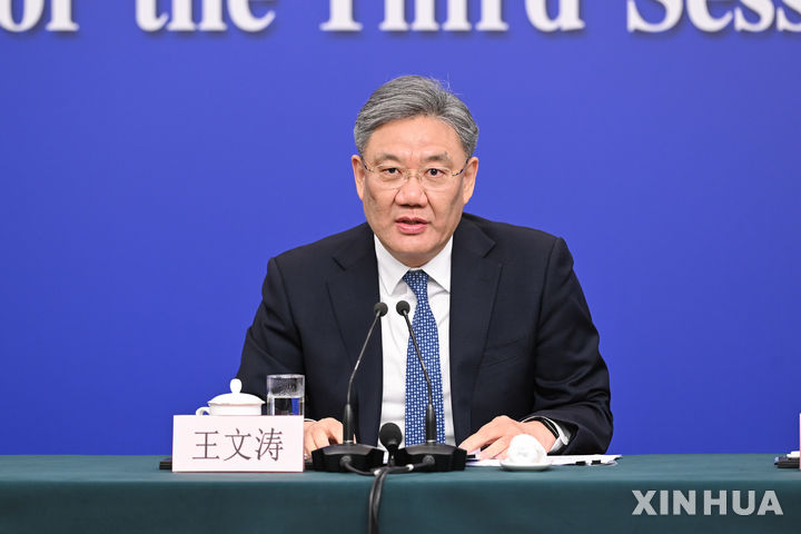 [베이징=신화/뉴시스] 중국 베이징에서 전국인민대표대회(전인대) 경제 분야 내외신 기자회견이 열리는 가운데 왕원타오 중국 상무부 부장(장관)이 기자의 질문에 답변하고 있다. 2025.03.06