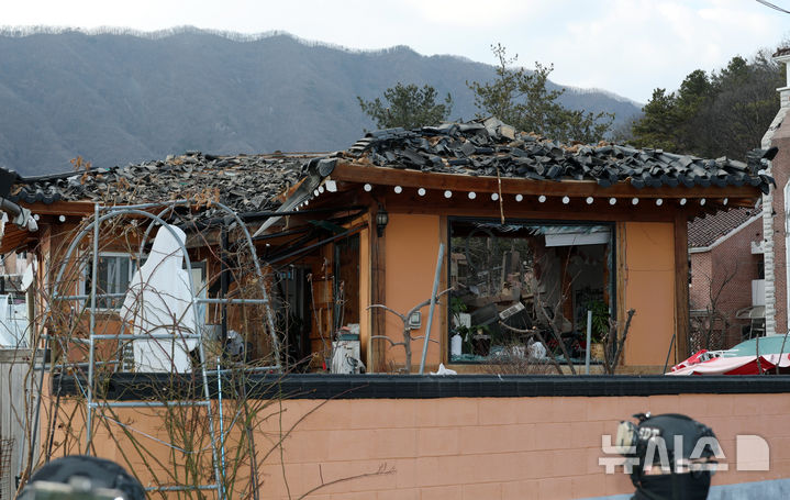 [포천=뉴시스] 이영환 기자 = 6일 오후 경기 포천시 이동면 노곡리 폭탄 오발 사고 피해를 입은 민가 모습. (공동취재) 2025.03.06. photo@newsis.com