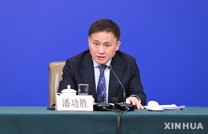 [베이징=신화/뉴시스] 6일 중국 베이징에서 전국인민대표대회(전인대) 경제 분야 내외신 기자회견이 열리는 가운데 판궁성 중국 인민은행장이 기자의 질문에 답변하고 있다. 2025.03.06