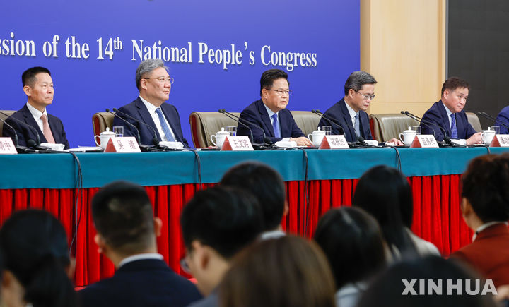 [베이징=신화/뉴시스] 6일 중국 베이징에서 전국인민대표대회(전인대) 경제 분야 내외신 기자회견이 열리는 가운데 중국 경제 분야 수장들이 회견에 참석한 모습. 오른쪽부터 판궁성 중국인민은행장, 란포안 재정부장,정산제 국가발전개혁위원회 주임, 왕원타오 상무부장, 우칭 중국증권감독관리위원회 주석. 2025.03.06