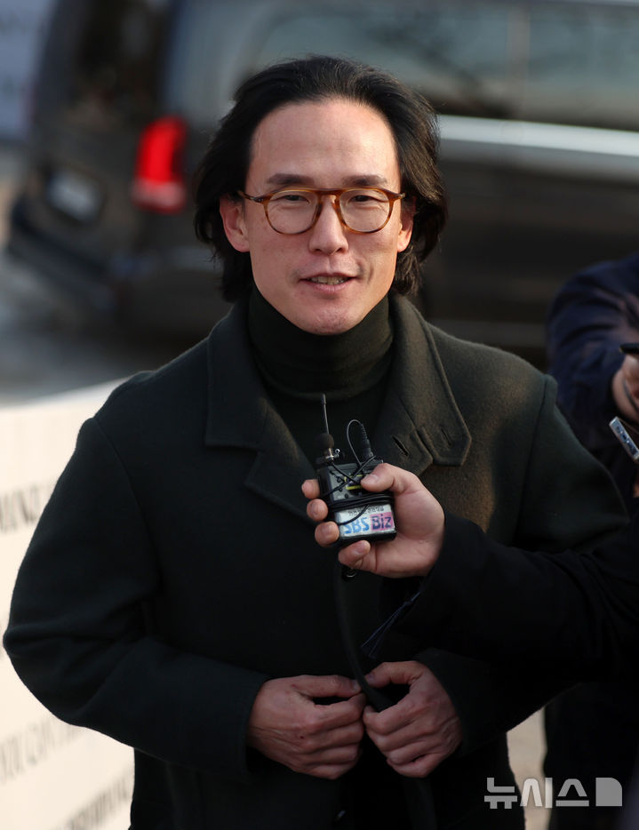 [서울=뉴시스] 김선웅 기자 = 조현범 한국앤컴퍼니 회장이 6일 스테판 윙켈만 오토모빌리 람보르기니 회장 겸 CEO와 한국타이어 납품 논의를 하기 위해 람보르기니 테메라리오 공개 행사가 열린 서울 광진구 파이팩토리 스튜디오에 방문하며 취재진과 만나 질문에 답변하고 있다. 2025.03.06. mangusta@newsis.com