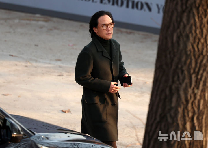 [서울=뉴시스] 김선웅 기자 = 조현범 한국앤컴퍼니 회장이 6일 스테판 윙켈만 오토모빌리 람보르기니 회장 겸 CEO와 한국타이어 납품 논의를 하기 위해 람보르기니 테메라리오 공개 행사가 열린 서울 광진구 파이팩토리 스튜디오에 방문하며 취재진과 만나 질문에 답변하고 있다. 2025.03.06. mangusta@newsis.com