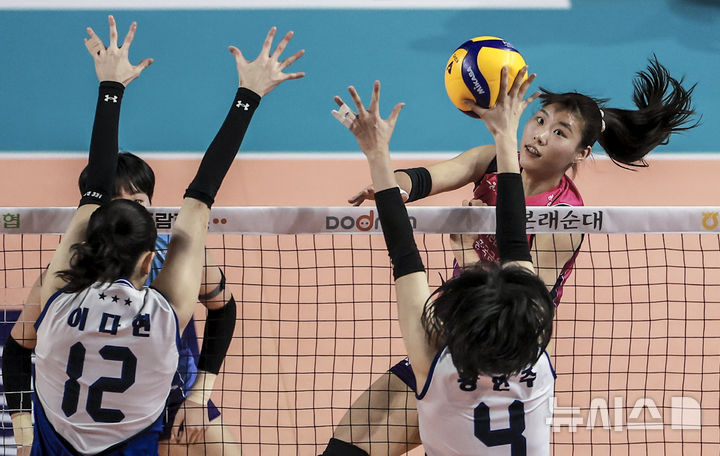 [인천=뉴시스] 정병혁 기자 = 6일 인천 부평구 인천삼산월드체육관에서 열린 프로배구 2024-2025 V리그 여자부 흥국생명 핑크스파이더스와 현대건설 힐스테이트 배구단의 경기, 흥국생명 정윤주가 공격을 하고 있다. 2025.03.06. jhope@newsis.com