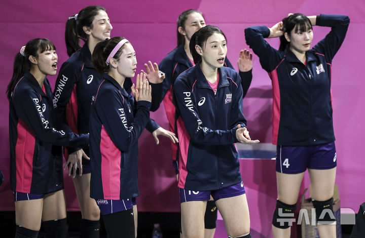 [인천=뉴시스] 정병혁 기자 = 6일 인천 부평구 인천삼산월드체육관에서 열린 프로배구 2024-2025 V리그 여자부 흥국생명 핑크스파이더스와 현대건설 힐스테이트 배구단의 경기, 흥국생명 김연경이 동료들을 격려하고 있다. 2025.03.06. jhope@newsis.com