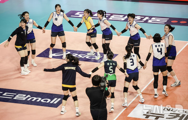 [인천=뉴시스] 정병혁 기자 = 지난 6일 인천 부평구 인천삼산월드체육관에서 열린 프로배구 2024-2025 V리그 여자부 흥국생명 핑크스파이더스와 현대건설 힐스테이트 배구단의 경기, 세트스코어 3-1로 승리한 현대건설 선수들이 기뻐하고 있다. 2025.03.06. jhope@newsis.com