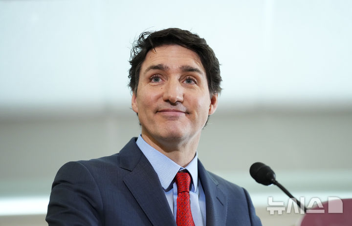 [오타와=AP/뉴시스] 쥐스탱 트뤼도 캐나다 총리가 6일(현지 시간) 캐나다 오타와에서 기자회견 중 질문을 듣고 있다. 도널드 트럼프 미국 정부가 캐나다에 부과한 관세 상당 부분을 1개월 유예하기로 하면서 캐나다 정부도 당초 예고했던 2단계 보복 관세를 연기한다고 밝혔다. 2025.03.07.