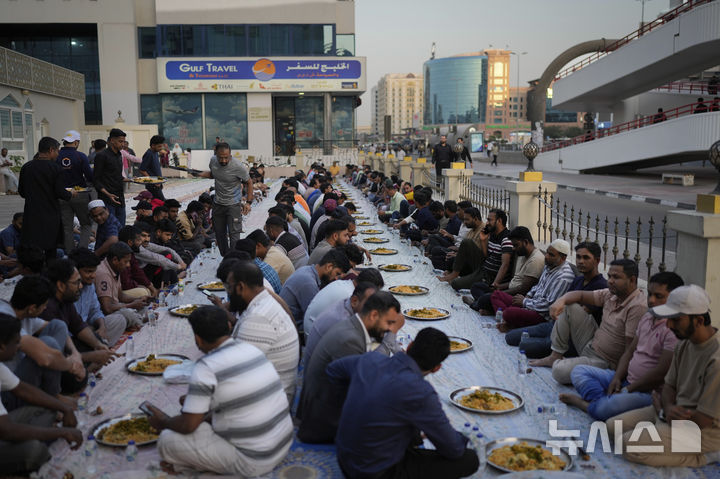 [두바이=AP/뉴시스] 6일(현지 시간) 아랍에미리트(UAE) 두바이에서 라마단 단식을 마친 무슬림들이 이프타르를 함께하고 있다. 2025.03.07.