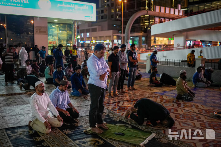 [두바이=AP/뉴시스] 6일(현지 시간) 아랍에미리트(UAE) 두바이의 한 사원 주차장에서 무슬림들이 라마단 단식을 마친 후 기도하고 있다. 2025.03.07.