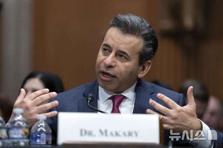 [워싱턴=AP/뉴시스]마틴 매커리 미국 식품의약국(FDA) 국장 후보가 6일(현지시간) 상원 청문회에서 발언하고 있다. 2025.03.07.