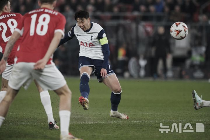 [알크마르=AP/뉴시스] 잉글랜드 프로축구 프리미어리그(EPL) 토트넘 홋스퍼의 손흥민. 2025. 3. 6.