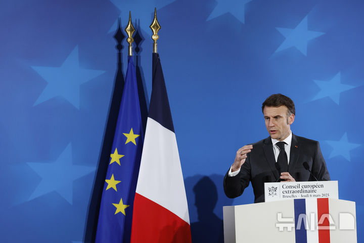  [브뤼셀=AP/뉴시스] 에마뉘엘 마크롱 프랑스 대통령이 6일 벨기에 브뤼셀에서 열린 유럽연합(EU) 특별정상회의 이후 기자화견을 갖고 있다. 2025.03.07.