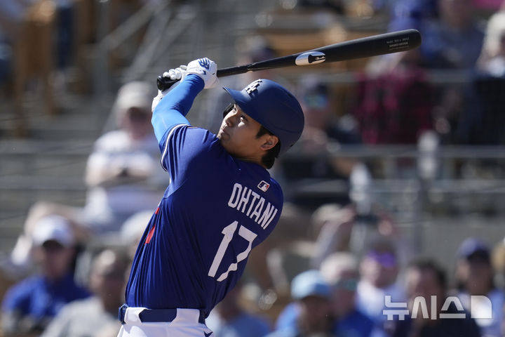 [피닉스=AP/뉴시스] 미국 프로야구 메이저리그(MLB) LA 다저스 오타니 쇼헤이가 7일(한국 시간) 미국 애리조나주 글렌데일 캐멀백랜치에서 열린 텍사스 레인저스와의 2025 MLB 시범경기 3회말 타구가 날아가는 모습을 지켜보고 있다. 2025.03.07.