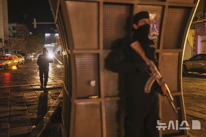 [다마스쿠스=AP/뉴시스] 시리아 수도 다마스쿠스 거리에서 3월 6일 시리아 과도정부 보안군이 야간 순찰을 하고 있다. 시리아인권관측소(SOHR)에 따르면 이날 서부 자블레 마을에서 바샤르 알아사드 전 시리아 대통령을 추종하는 무장 세력의 매복 공격으로 과도정부 정부군 16명이 숨졌고 정부군은 대대적인 보복전을 벌여 8일 사망자가 총 1018명에 이르렀다. 2025.03.09.