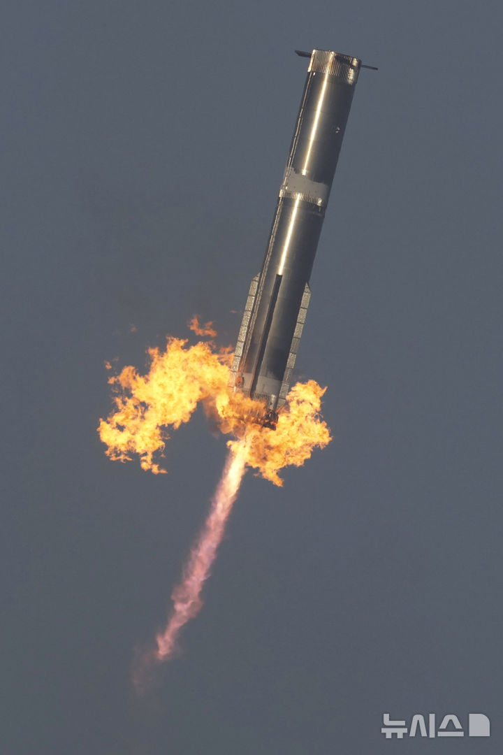 [보카치카=AP/뉴시스] 스페이스X의 '스타십' 로켓이 6일(현지 시간) 미 텍사스주 보카치카 해변 스타베이스에서 8차 시험 발사되고 있다. 발사 후 1단 로켓 부스터는 발사대로 돌아왔으나 2단 우주선은 교신이 끊어지며 궤도 시험비행에 실패했다. 2025.03.07.