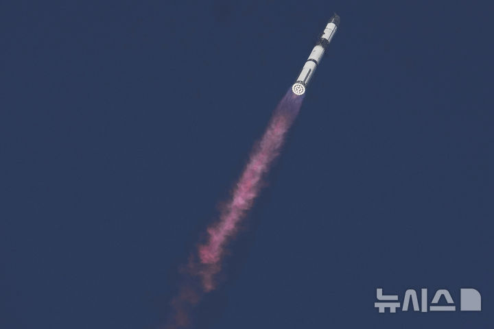 [보카치카=AP/뉴시스] 스페이스X의 '스타십' 로켓이 6일(현지 시간) 미 텍사스주 보카치카 해변 스타베이스에서 8차 시험 발사되고 있다. 발사 후 1단 로켓 부스터는 발사대로 돌아왔으나 2단 우주선은 교신이 끊어지며 궤도 시험비행에 실패했다. 2025.03.07.