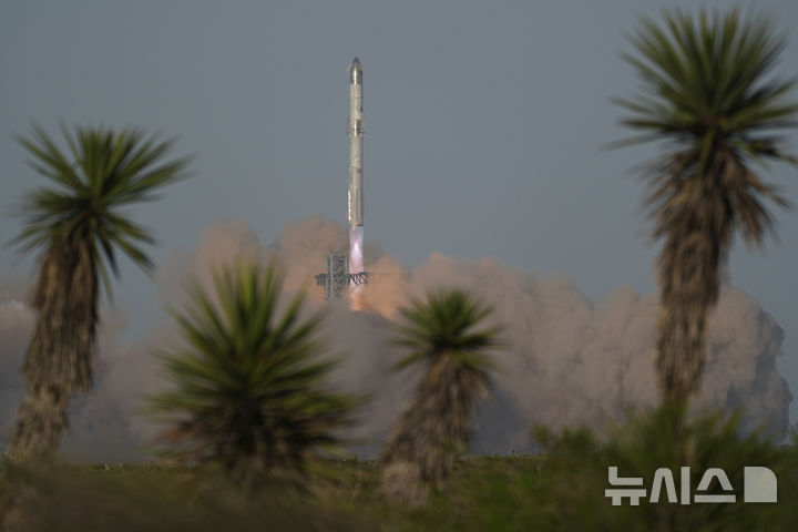 [보카치카=AP/뉴시스] 스페이스X의 '스타십' 로켓이 6일(현지 시간) 미 텍사스주 보카치카 해변 스타베이스에서 8차 시험 발사되고 있다. 발사 후 1단 로켓 부스터는 발사대로 돌아왔으나 2단 우주선은 교신이 끊어지며 궤도 시험비행에 실패했다. 2025.03.07.