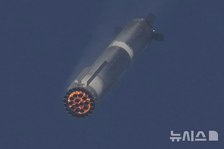 [보카치카=AP/뉴시스] 스페이스X의 '스타십' 로켓이 6일(현지 시간) 미 텍사스주 보카치카 해변 스타베이스에서 8차 시험 발사되고 있다. 발사 후 1단 로켓 부스터는 발사대로 돌아왔으나 2단 우주선은 교신이 끊어지며 궤도 시험비행에 실패했다. 2025.03.07.