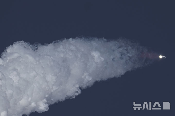 [보카치카=AP/뉴시스] 스페이스X의 '스타십' 로켓이 6일(현지 시간) 미 텍사스주 보카치카 해변 스타베이스에서 8차 시험 발사되고 있다. 발사 후 1단 로켓 부스터는 발사대로 돌아왔으나 2단 우주선은 교신이 끊어지며 궤도 시험비행에 실패했다. 2025.03.07.