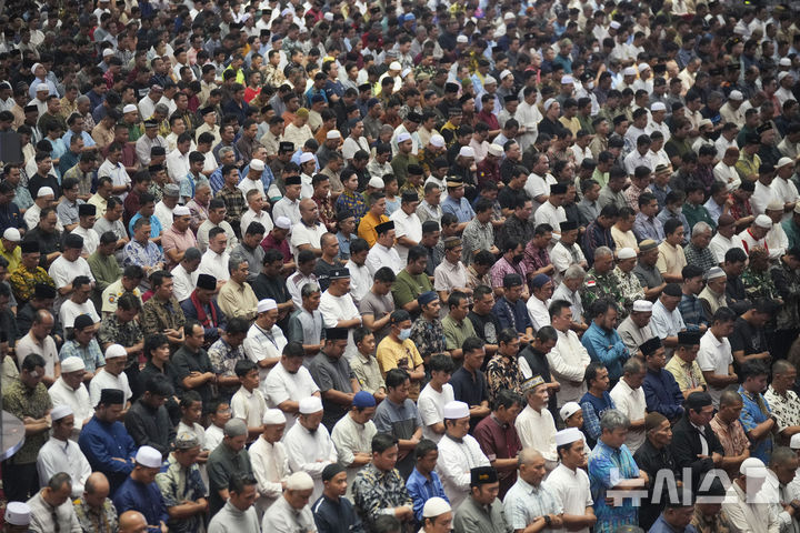 [자카르타=AP/뉴시스] 7일(현지 시간) 인도네시아 자카르타의 이스티크랄 사원에서 무슬림들이 라마단 금식성월 첫 금요 기도회를 하고 있다. 2025.03.07.