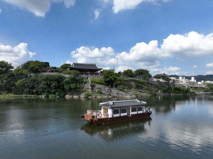 [진주=뉴시스]진주시 김시민2호 운항.(사진=진주시 제공).2025.03.07.photo@newsis.com *재판매 및 DB 금지