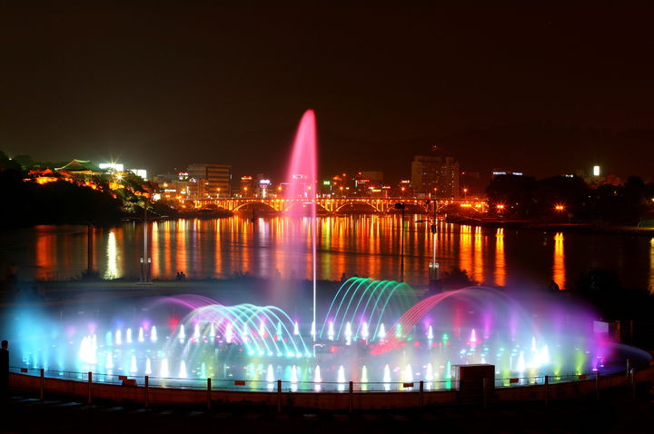 [진주=뉴시스]진주 남강음악분수대 전경.(사진=진주시 제공).2025.03.07.photo@newsis.com *재판매 및 DB 금지