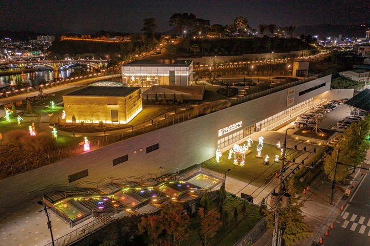 [진주=뉴시스]진주 남강유등전시관 야경.(사진=진주시 제공).2025.03.07.photo@newsis.com *재판매 및 DB 금지