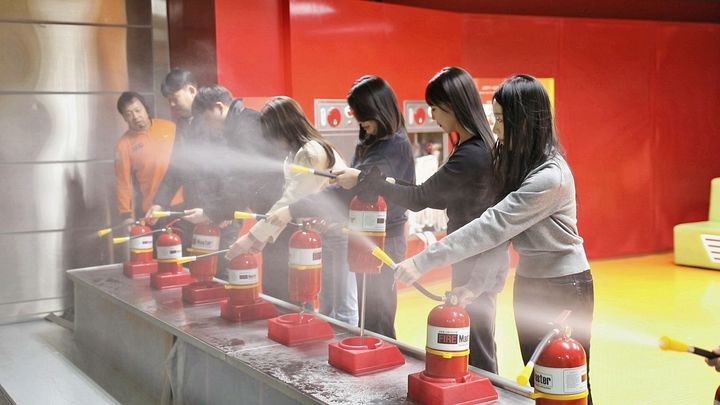 [서울=뉴시스] 현대글로비스 직원들이 지난 4일 서울 광진구 광나루안전체험관에서 소화기를 이용한 가상 화재 진압 체험을 하고 있다. (사진=현대글로비스) 2025.03.07 photo@newsis.com *재판매 및 DB 금지 *재판매 및 DB 금지